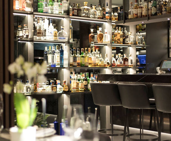Clochard bar and tall chairs