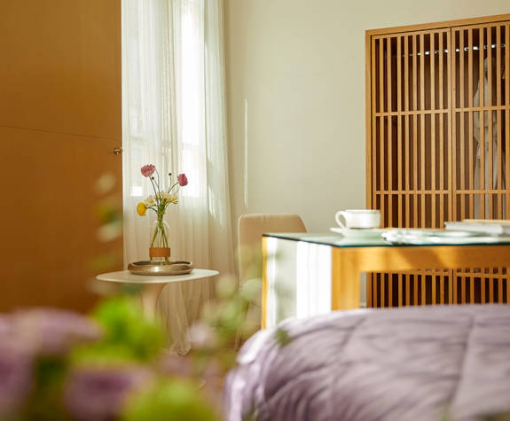 The Excelsior Hotel Deluxe Room amenities